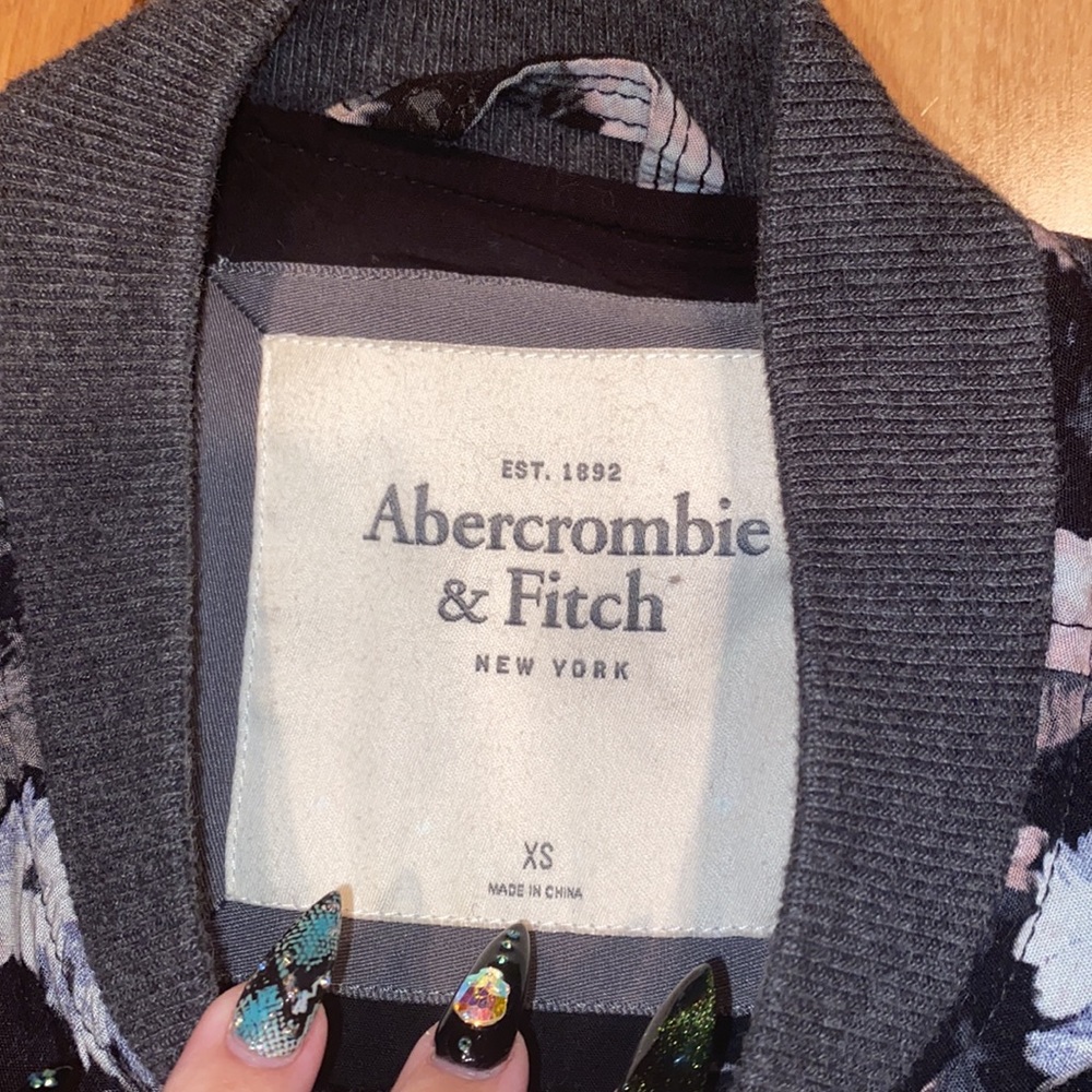 NWOT ~ VINTAGE FLORAL ABERCROMBIE & FITCH ZIP UP ~ WOMENS XS - Picture 4 of 5